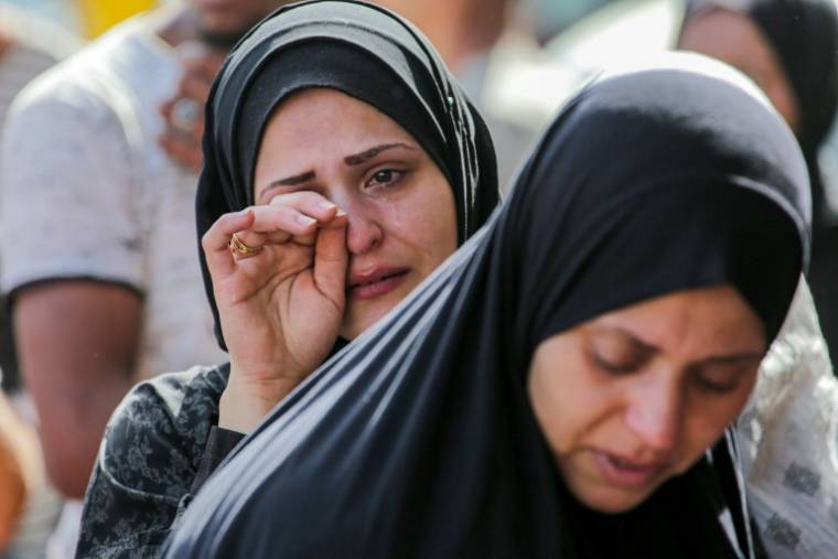 Une Palestinienne pleure après avoir identifié des proches à l'hôpital Al-Aqsa, à Deir al-Balah, dans le centre de la bande de Gaza, le 23 mai 2024 ( AFP / Bashar TALEB )