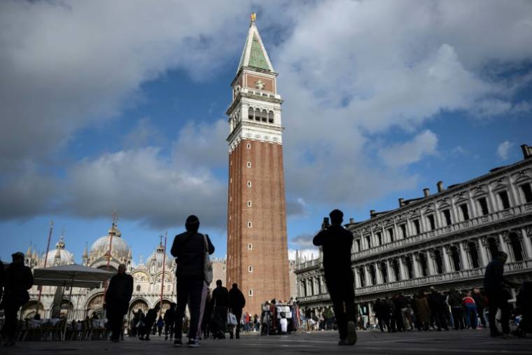 Des touristes place Saint-Marc à Venise, le 24 avril 2024 ( AFP / MARCO BERTORELLO )