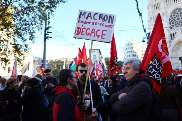 Des personnes défilent à Marseille lors d'une manifestation organisée dans le cadre d'une journée nationale d'action et de grève dans la fonction publique, le 5 décembre 2024 ( AFP / Clement MAHOUDEAU )