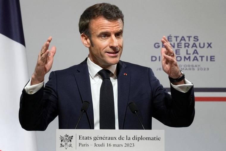 La photo du président français, Emmanuel Macron, qui s'exprime lors de la table ronde nationale à Paris