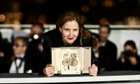 Justine Triet avec sa Palme d'Or pour son film Anatomie d'une Chute, à Cannes le 27 mai 2023  ( AFP / LOIC VENANCE )