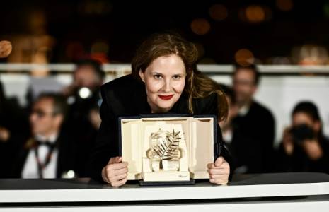 Justine Triet avec sa Palme d'Or pour son film Anatomie d'une Chute, à Cannes le 27 mai 2023  ( AFP / LOIC VENANCE )