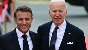 Le président français Emmanuel Macron (à gauche) et son homologue américain Joe Biden le 6 juin 2024 à Saint-Laurent-sur-Mer, en Normandie, dans le nord-ouest de la France ( AFP / MIGUEL MEDINA )
