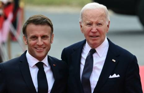 Le président français Emmanuel Macron (à gauche) et son homologue américain Joe Biden le 6 juin 2024 à Saint-Laurent-sur-Mer, en Normandie, dans le nord-ouest de la France ( AFP / MIGUEL MEDINA )