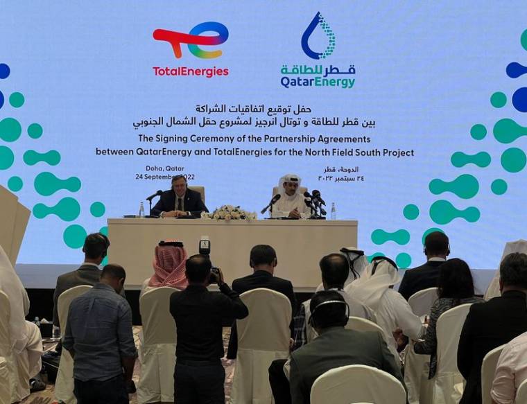 Saad al-Kaabi et Patrick Pouyanné lors de la cérémonie de signature des accords du partenariat entre QatarEnergy et TotalEnergies à Doha, au Qatar