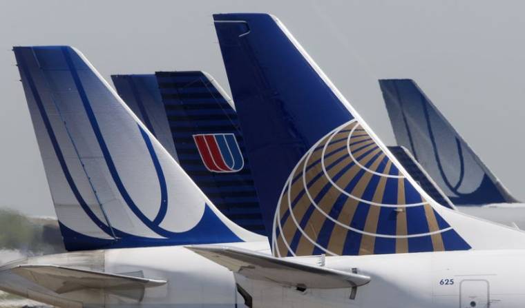 Un avion de Continental Airlines est garé à côté d'avions de United Airlines à Chicago