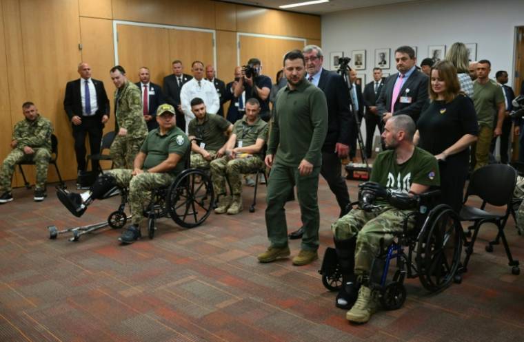 Le président ukrainien Volodymyr Zelensky rencontre des soldats ukrainiens grièvement blessés, à l'hôpital universitaire de Staten Island, le 18 septembre 2023 à New York  ( AFP / ANGELA WEISS )