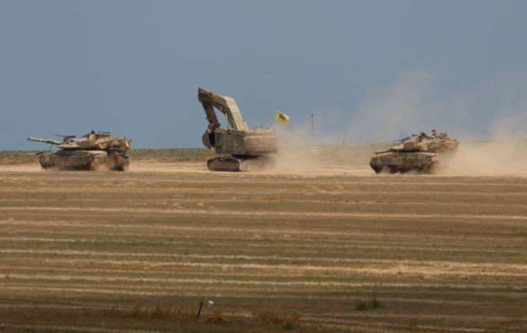 Des chars israéliens manœuvrent près de la frontière entre Israël et Gaza