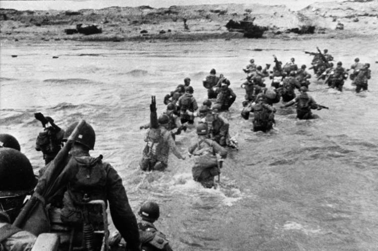 Des soldats américains débarquent sur les plages normandes, lors du jour J, le 6 juin 1944 ( US ARMY / - )