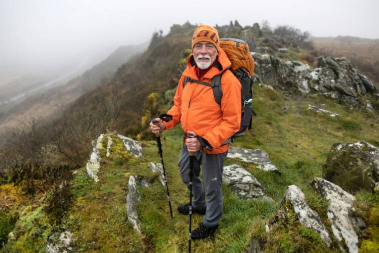 Jean-Paul Duaul sur un chemin de randonnée à Botmeur, dans l'ouest de la France le 10 avril 2024 ( AFP / Fred TANNEAU )