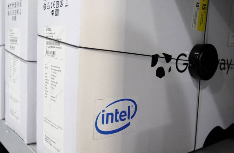 Le logo d'Intel dans un magasin d'électronique à Phoenix, en Arizona