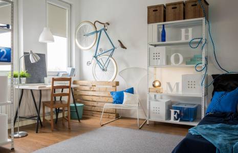 Quand on vit dans un petit espace, il faut penser à tout pour gagner de la place tout en veillant à son confort. ( crédit photo : Shutterstock )