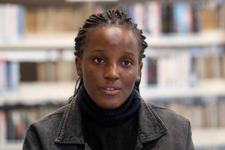L'activiste climatique ougandaise Vanessa Nakate donne une interview à Davos