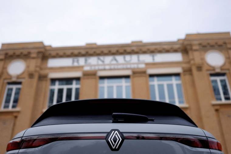 Un logo de Renault sur une voiture lors de la présentation des résultats annuels 2022 du constructeur automobile français