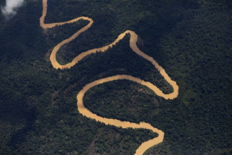 Vue aérienne de la rivière Mucajai, dans le territoire Yanomami, dans l'Etat de Roraima, le 2 février 2023 au Brésil ( AFP / MICHAEL DANTAS )