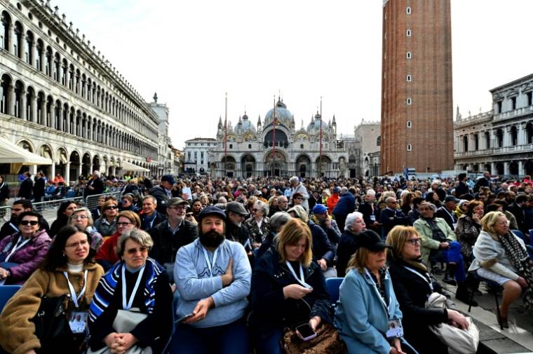 Des fidèles rassemblés avant une messe présidée par le pape François sur la place Saint-Marc le 28 avril 2024 à Venise. ( AFP / ANDREA PATTARO )
