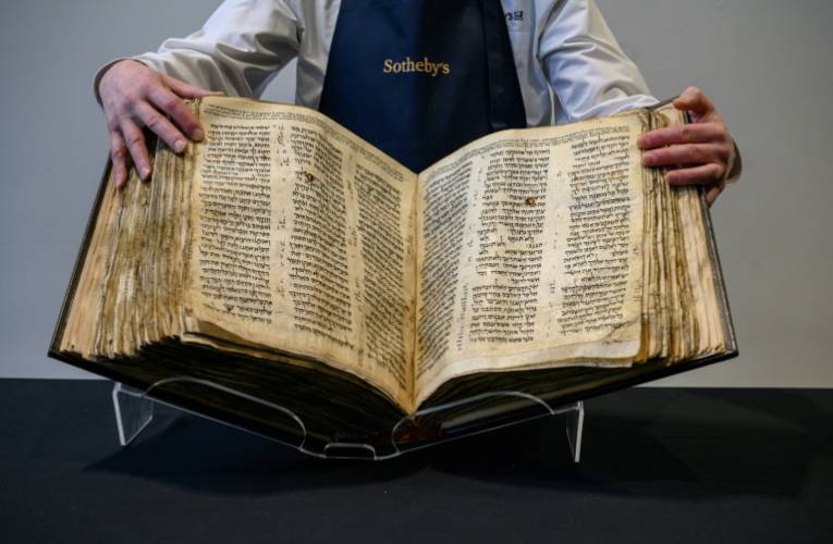 Le codex Sassoon, la plus ancienne et la plus complète bible en hébreu datant de l'an 900, présenté chez Sotheby's, le 15 février 2023 à New York ( AFP / Ed JONES )