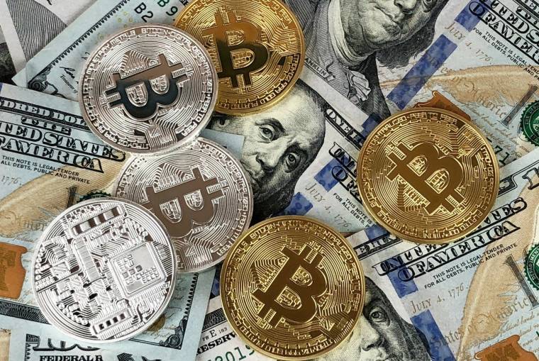 Bitcoin, la plus grande crypto-monnaie du monde, a brièvement augmenté après la publication sur les médias sociaux, mais était en baisse de 1,2 % à 45.593 $ (crédit : David McBee)