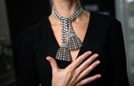 Un femme porte le collier de diamants du 18e siècle lors d'un point de presse de Sotheby's le 7 novembre 2024. ( AFP / Fabrice COFFRINI )