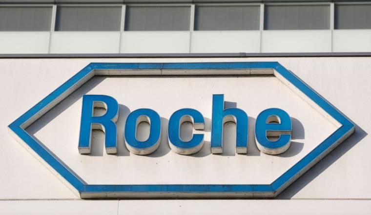Photo d'archives du logo de Roche à son siège à Bâle, en Suisse