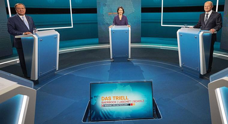 Les trois candidats, Armin Laschet (à gauche), Annelena Baerbock (au centre) et Olaf Scholz (à droite), se sont affrontés lors d'un premier débat télévisé sur RTL et la chaïne allemande NTV. (© AFP)