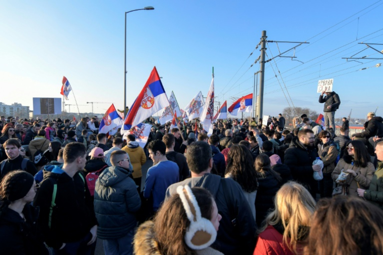 Des dizaines de  milliers de manifestants rassemblés à Novi Sad, en Serbie, pour marquer les trois mois de l'effondrement meurtrier du toit d'une gare de la ville, qui a déclenché un mouvement national de contestation contre les autorités, le 1er février 2025 ( AFP / Nenad MIHAJLOVIC )