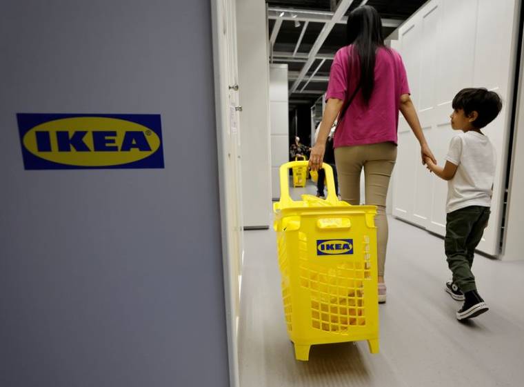 Une femme et son enfant dans un magasin IKEA à Nice