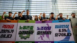 Les employés du géant sud-coréen Samsung Electronics se sont mis en grève pour la première fois de leur histoire, le 7 juin 2024, à Séoul, en Corée du Sud ( AFP / ANTHONY WALLACE )