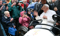 Le pape François salue la foule à Louvain, le 27 septembre 2024 en Belgique ( AFP / Alberto PIZZOLI )