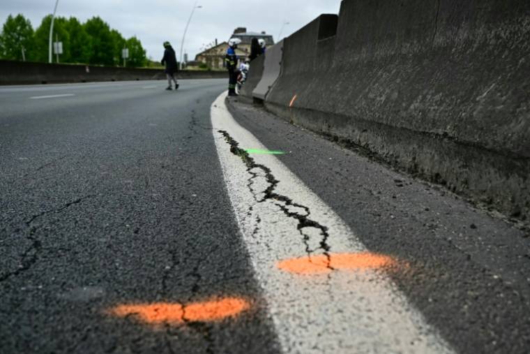 Des fissures sur l'autoroute A13  à la hauteur de Versailles dans les Yvelines le 19 avril 2024 ( AFP / MIGUEL MEDINA )