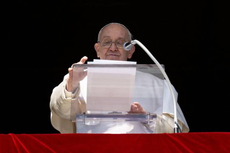 Le pape François dirige la prière de l'Angélus