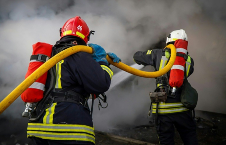 Photo diffusée par les services d'urgence ukrainiens, le 28 novembre 2024, de pompiers luttant contre un incendie à la suite d'une frappe de missile dans la région de Lviv ( Services d'urgence ukrainiens / Handout )