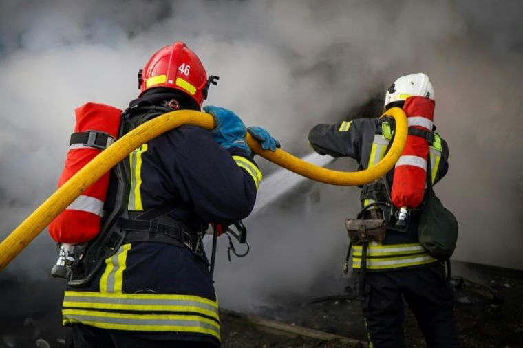 Photo diffusée par les services d'urgence ukrainiens, le 28 novembre 2024, de pompiers luttant contre un incendie à la suite d'une frappe de missile dans la région de Lviv ( Services d'urgence ukrainiens / Handout )