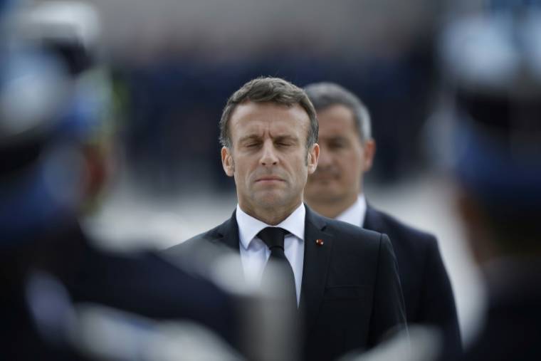 Le président Emmanuel Macron lors de l'hommage national aux trois policiers tués dans un accident, le 25 mai 2023 à Roubaix ( POOL / Yoan VALAT )