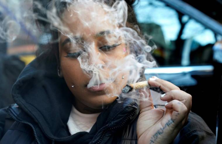 Un client fume de la marijuana lors de l'inauguration de "Smacked", un nouveau dispensaire dans le quartier de Greenwich Village à New York, le 24 janvier 2023 ( AFP / TIMOTHY A. CLARY )