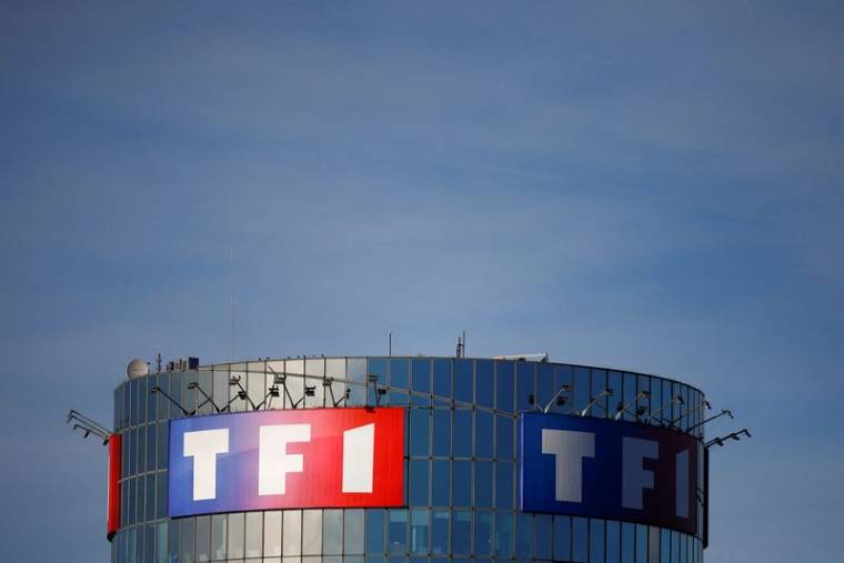 Photo du logo de la chaîne de télévision française TF1 visible au siège de Boulogne-Billancourt
