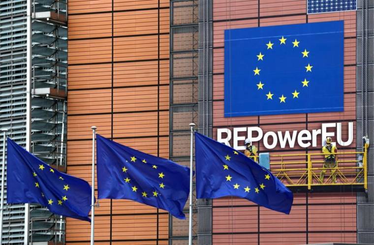 Des drapeaux européens flottent devant le siège de la Commission européenne à Bruxelles