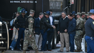 Le gouverneur de Louisiane Jeff Landry (à droite) à Bourbon Street dans le quartier français de la Nouvelle-Orléans, le 2 janvier 2025 ( AFP / ANDREW CABALLERO-REYNOLDS )