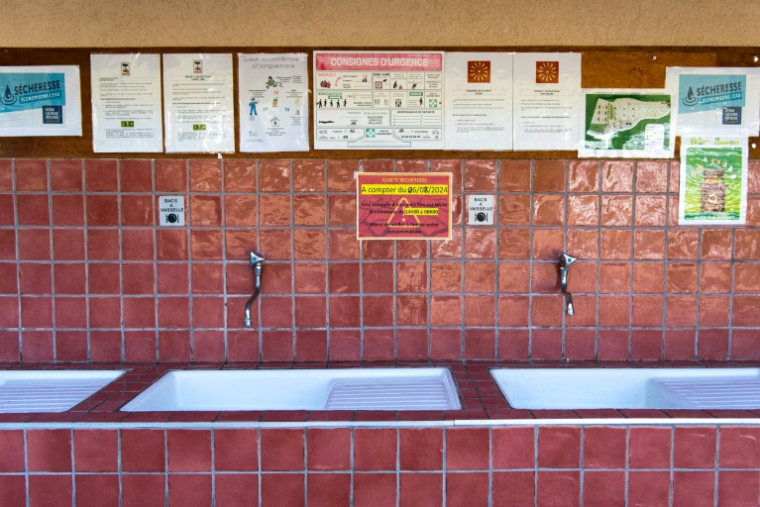 Un avis de coupure d'eau potable entre 14h et 6h du matin pour cause de sécheresse au camping municipal de Durban-Corbières, le 22 août 2024 dans l'Aude ( AFP / Matthieu RONDEL )