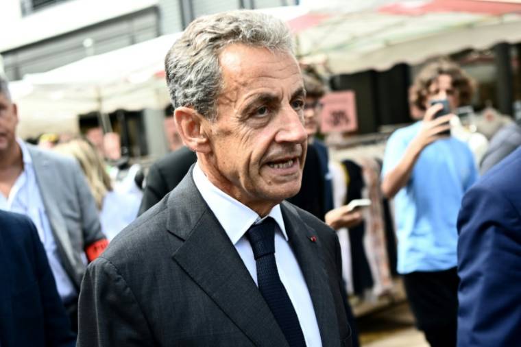 L'ancien président Nicolas Sarkozy, le 25 août 2023 à Arcachon, en Gironde, à la sortie d'une séance de dédidac ( AFP / Christophe ARCHAMBAULT )