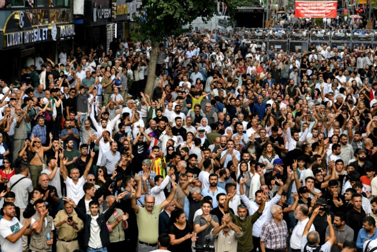 Des militants du parti pro-kurde DEM (Parti de l'égalité des peuples et de la démocratie ) manifestent  à Diyarbakir, en Turquie, contre l'isolement en prison du fondateur du PKK (Parti des travailleurs du Kurdistan),  Abdullah Öcalan, le 13 octobre 2024 ( AFP / Ilyas AKENGIN )