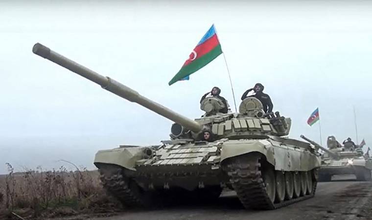 Une photo publiée par le ministère de la Défense d'Azerbaïjan le 20 novembre 2020, montrant un tank paradant après les affrontements contre l'armée arménienne. ( Azerbaijani Defence Ministry / HANDOUT )
