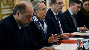 La Première ministre Elisabeth Borne (2eG) préside une réunion sécuritaire à Matignon au demain de l'attaque meurtrière au couteau près de la tour Eiffel, le 3 décembre 2023 à Paris  ( AFP / JULIEN DE ROSA )