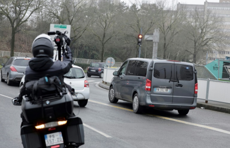 Un véhicule transporte Serge Atlaoui, rapatrié en France depuis la prison de Salemba en Indonésie, après avoir quitté l'aéroport Roissy-Charles de Gaulle, le 5 février 2025 près de Paris ( AFP / STEPHANE DE SAKUTIN )