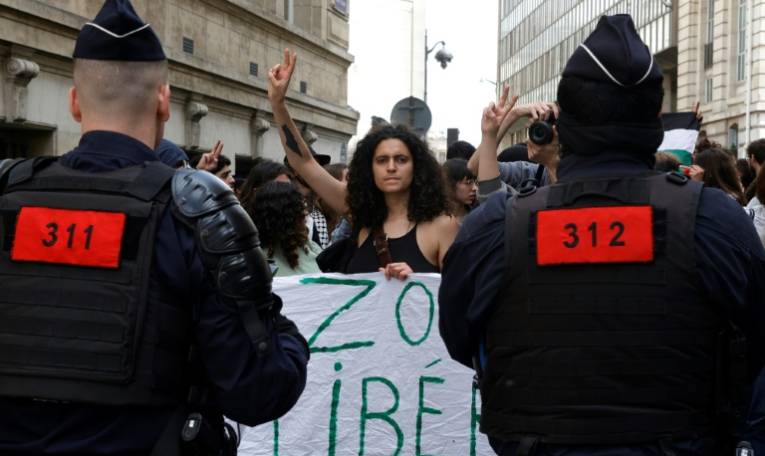 Manifestation pro-palestinienne à la Sorbonne, le 29 avril 2024  à Paris ( AFP / Geoffroy VAN DER HASSELT )