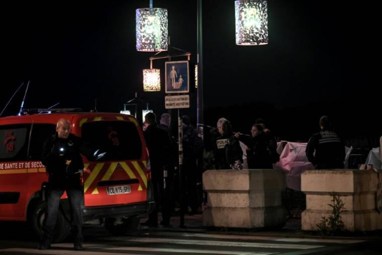 Des policiers bouclent une rue après une agression au couteau qui a fait un mort et un blessé à Bordeaux, le 9 avril 2024 ( AFP / Philippe Lopez )