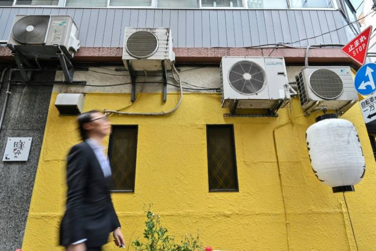 Des unités de climatiseurs dans une rue de Tokyo, le 2 mai 2024 au Japon ( AFP / Richard A. Brooks )