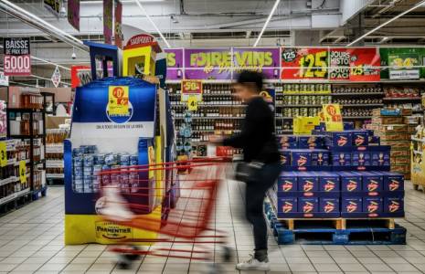 Dans un supermarché à Villefranche-sur-Saône, le 28 avril 2023 ( AFP / JEFF PACHOUD )