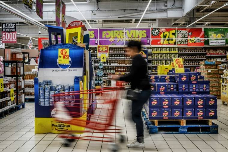 Dans un supermarché à Villefranche-sur-Saône, le 28 avril 2023 ( AFP / JEFF PACHOUD )