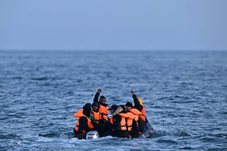 Photo non datée de migrants traversent la Manche à bord d'un canot pneumatique en direction de l'Angleterre ( AFP / Ben Stansall )